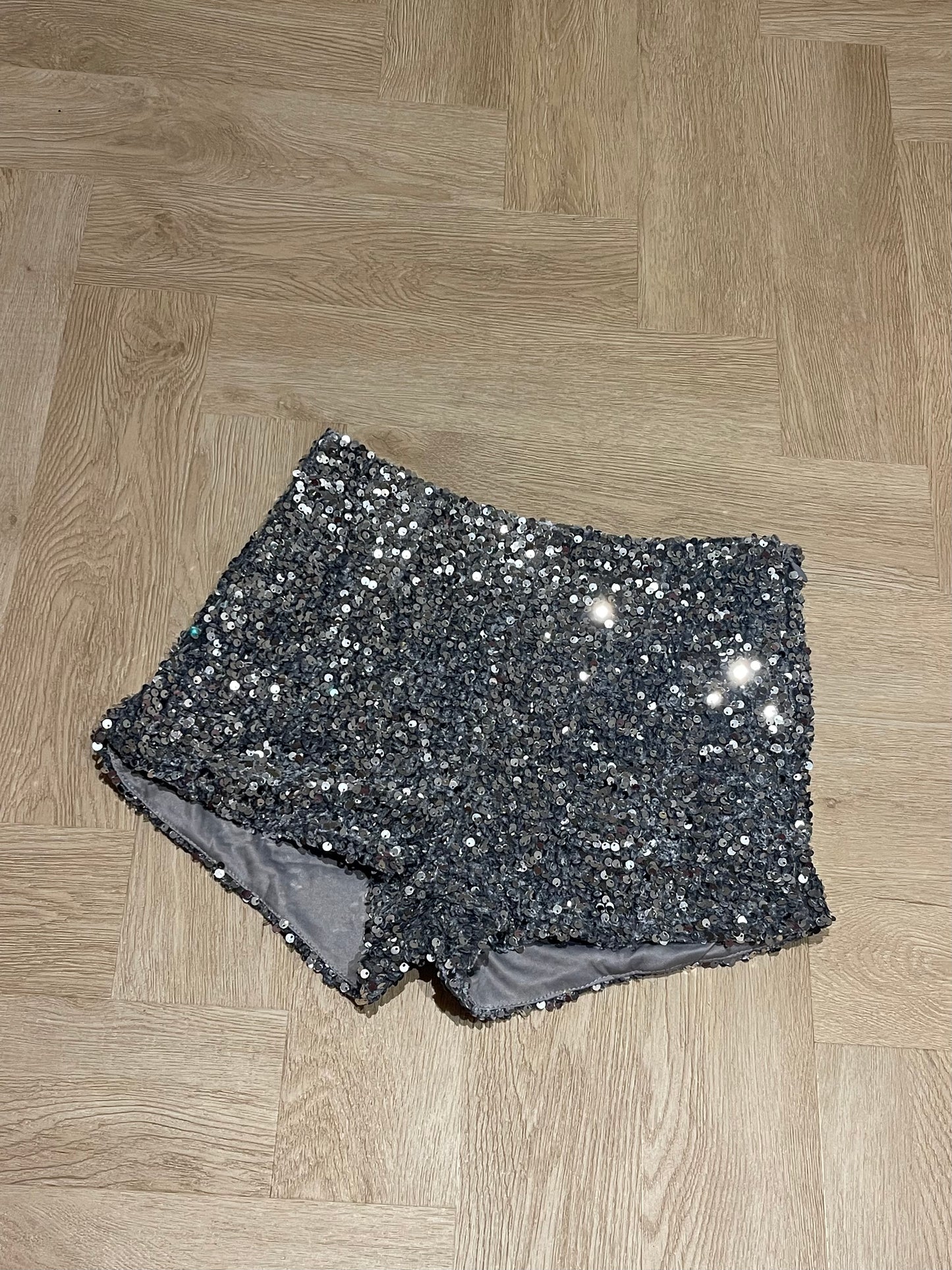 '𝐵𝑜𝓃𝓃𝒾𝑒' Silver Sequin Shorts