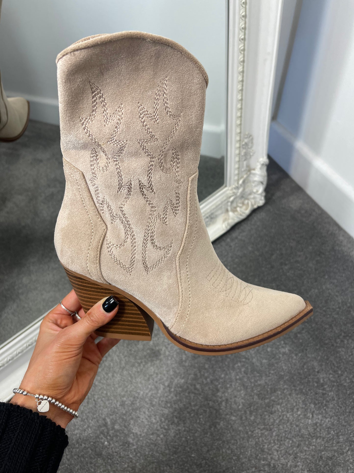 𝒞𝑜𝓌𝒷𝑜𝓎 Boots (Beige)