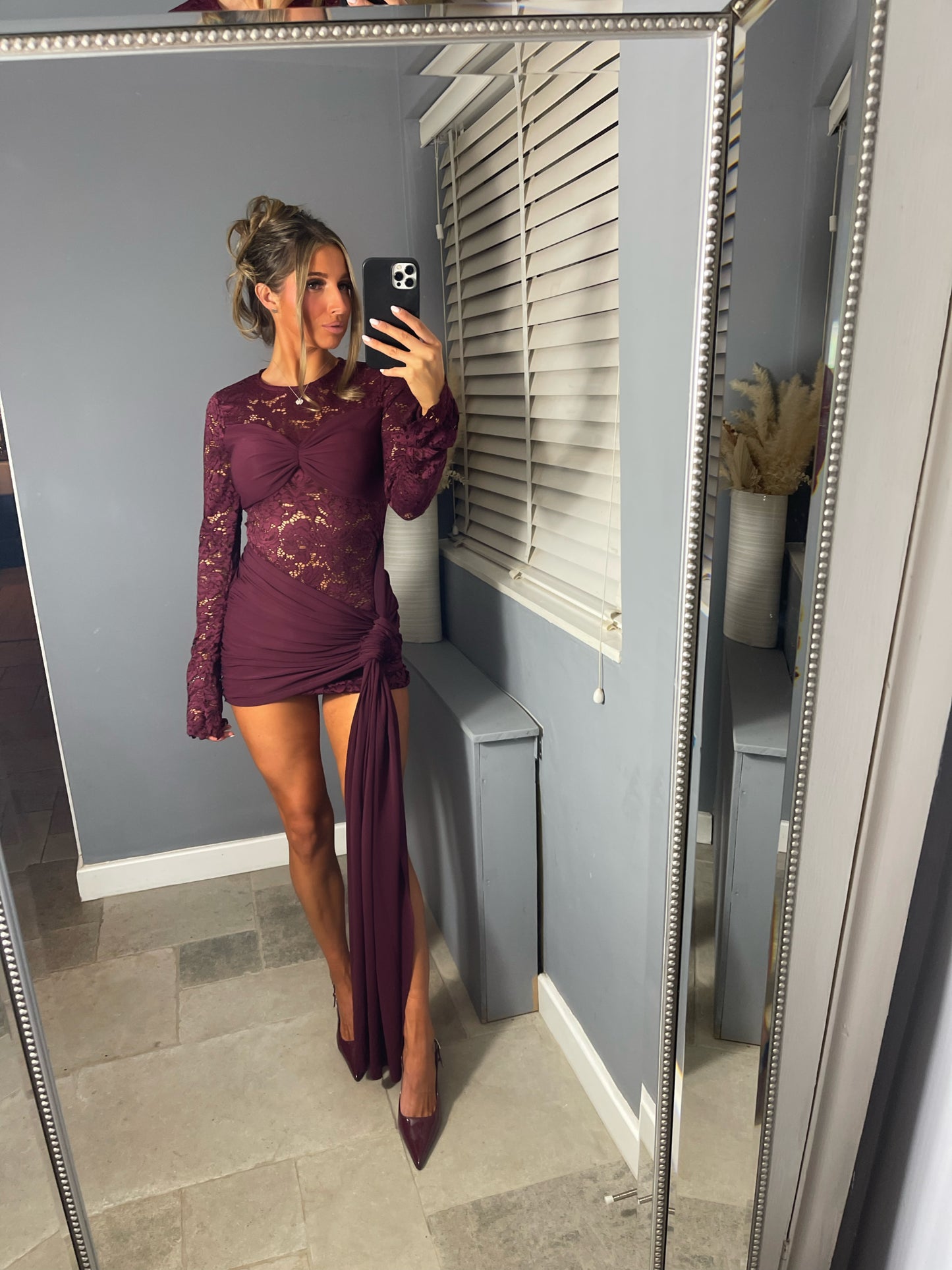 '𝐻𝒶𝓁𝓁𝒾𝑒' Lace dress (Burgundy)