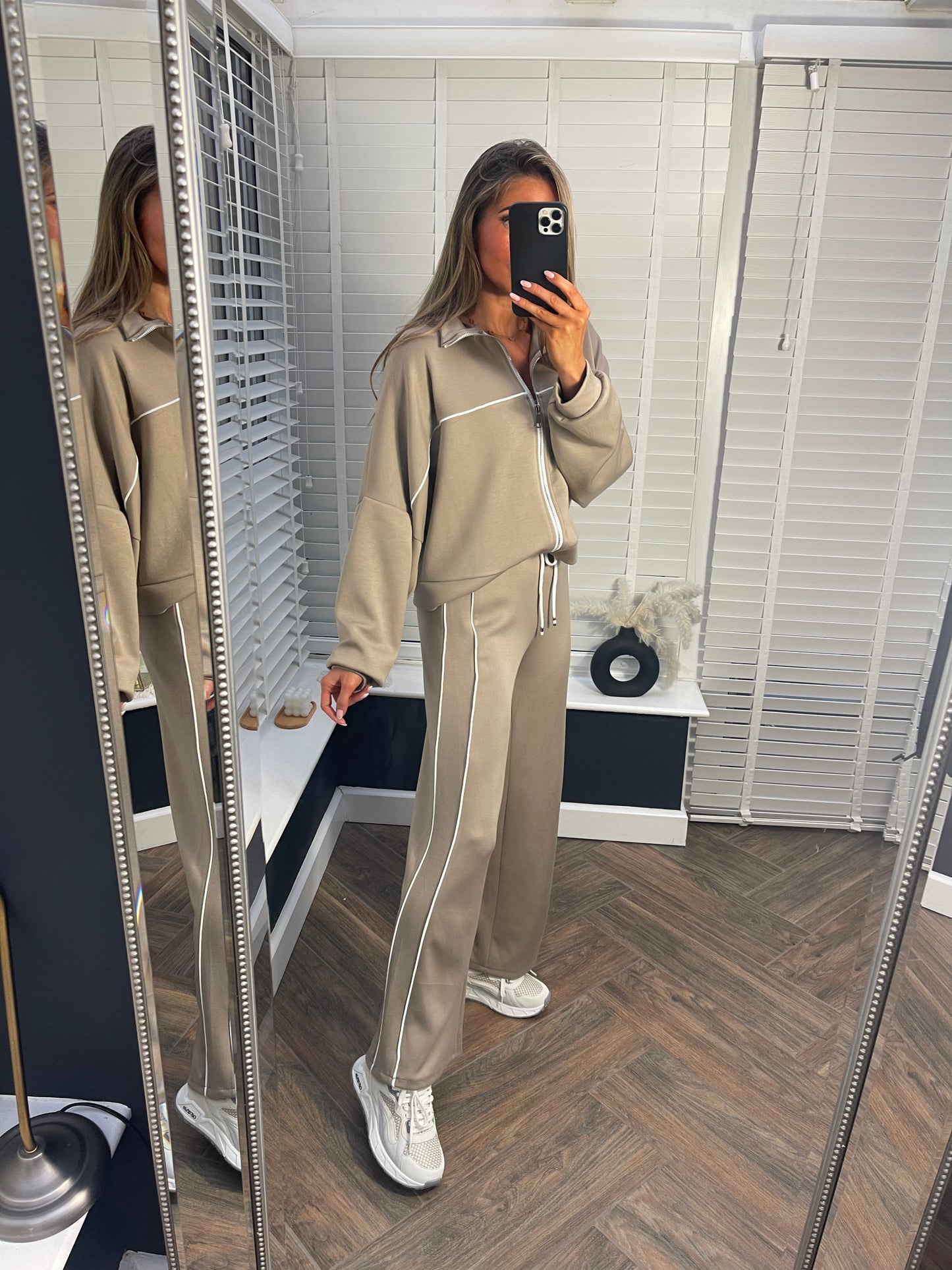 '𝒮𝒾𝑒𝓃𝓃𝒶' Tracksuit (Taupe)