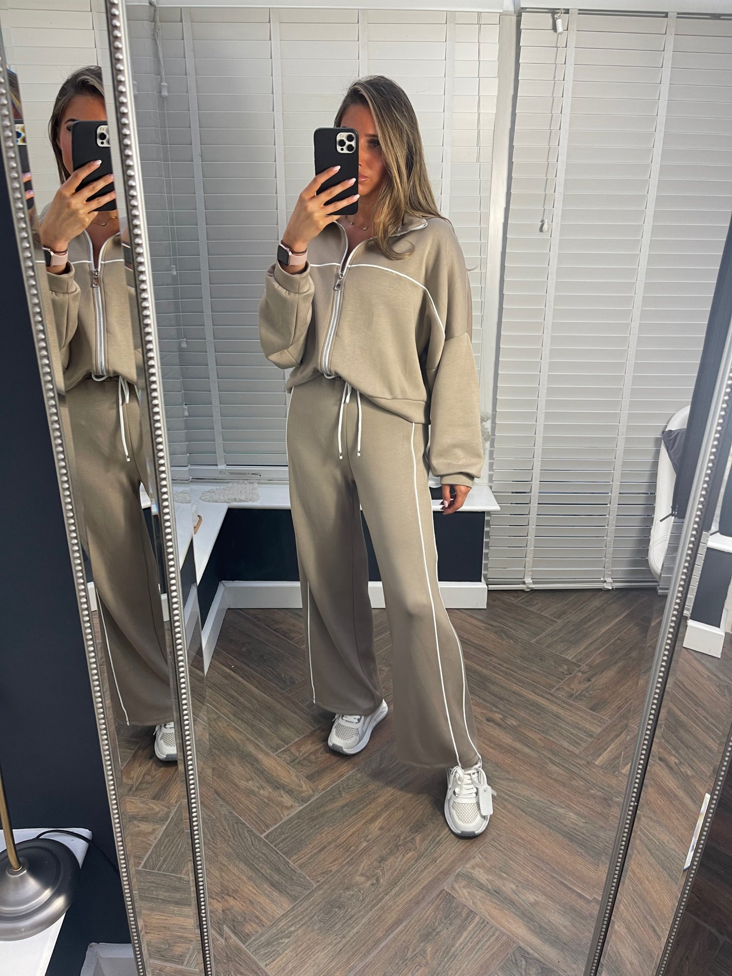 '𝒮𝒾𝑒𝓃𝓃𝒶' Tracksuit (Taupe)