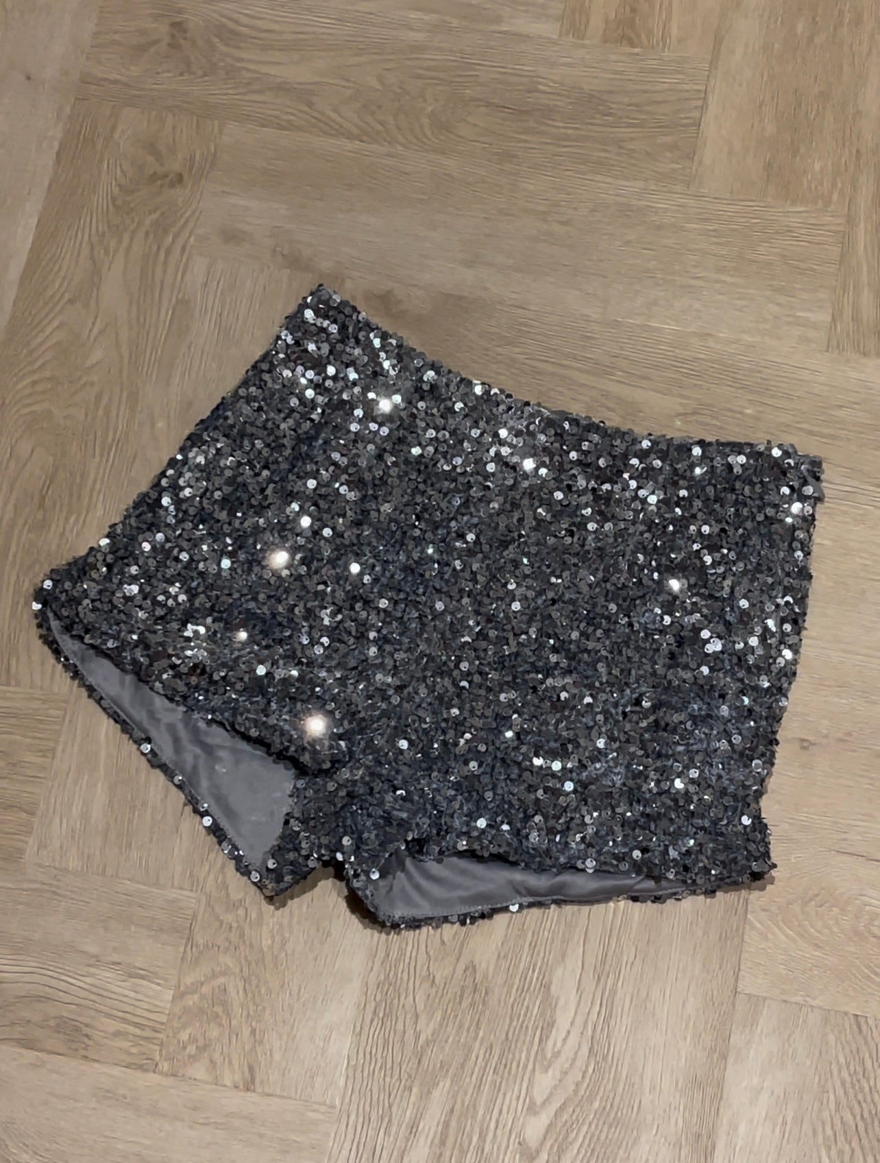 '𝐵𝑜𝓃𝓃𝒾𝑒' Silver Sequin Shorts