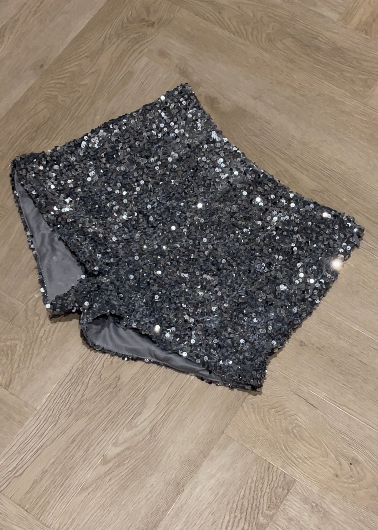 '𝐵𝑜𝓃𝓃𝒾𝑒' Silver Sequin Shorts