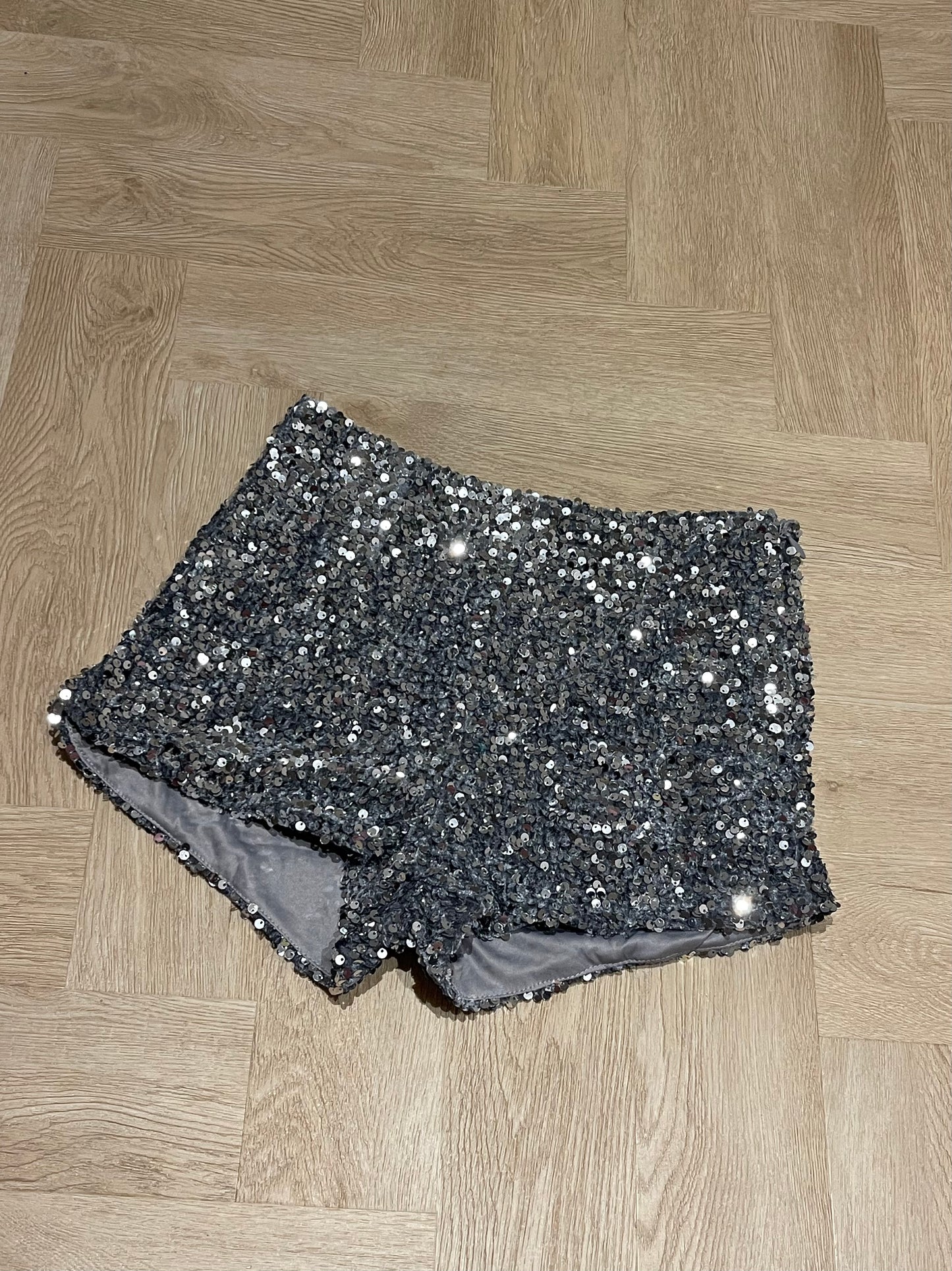 '𝐵𝑜𝓃𝓃𝒾𝑒' Silver Sequin Shorts