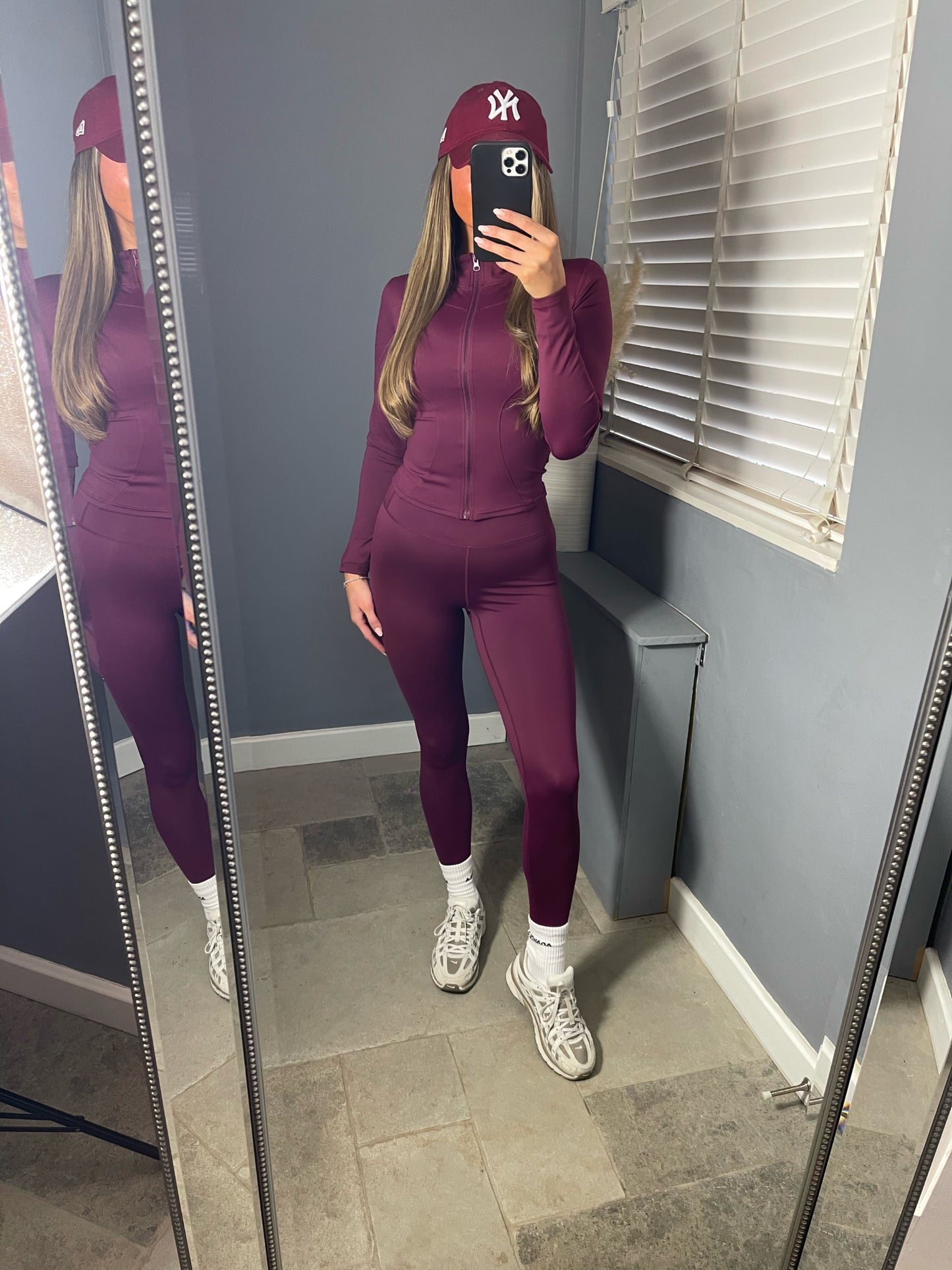 𝒢𝓎𝓂 𝓈𝑒𝓉 (Burgundy)