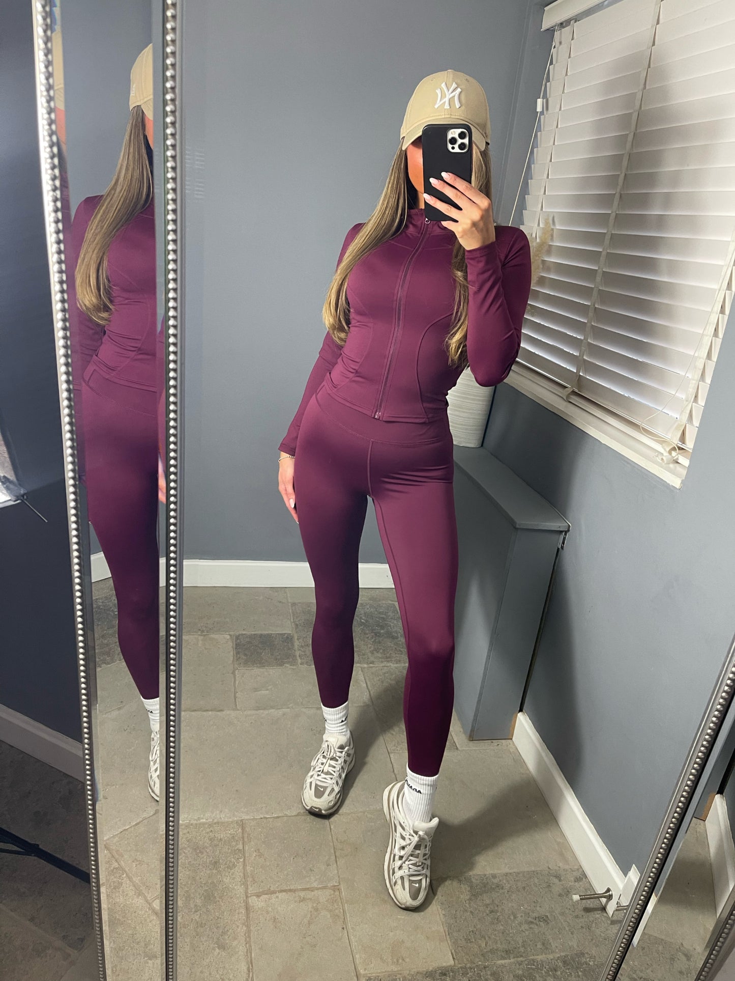 𝒢𝓎𝓂 𝓈𝑒𝓉 (Burgundy)