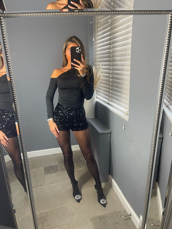 '𝐵𝑜𝓃𝓃𝒾𝑒' Black Sequin Shorts