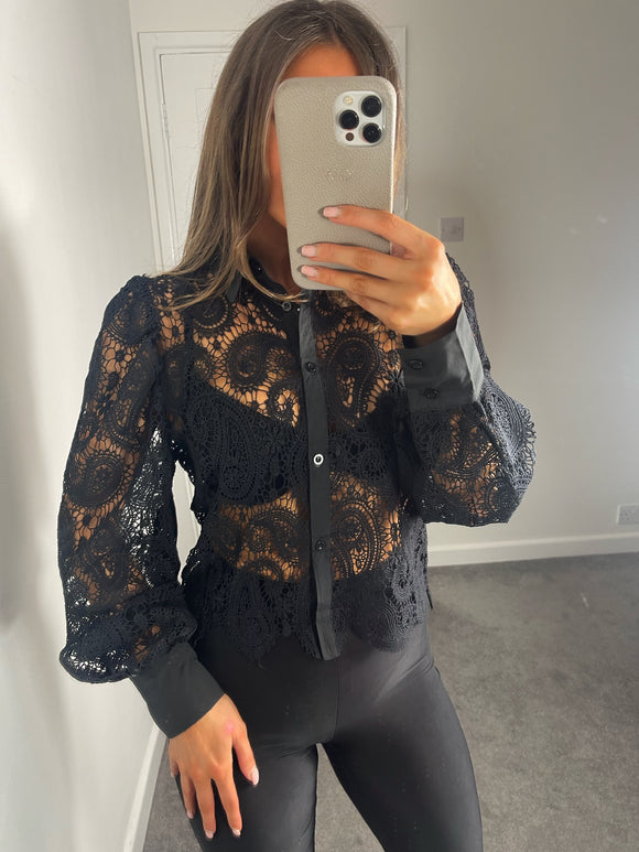 ‘𝑀𝒶𝒹𝒹𝒾𝓈𝑜𝓃’ lace blouse